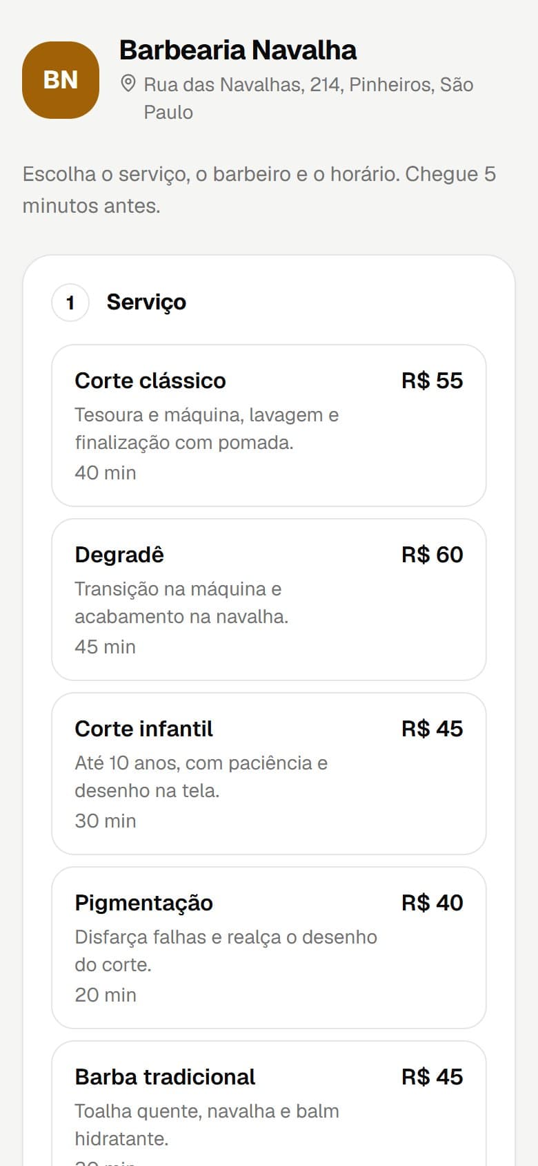 Página de agendamento da Barbearia Navalha no celular: lista de serviços com preço e duração.